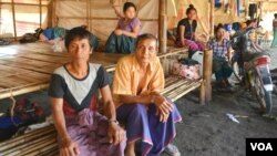 Saw Maung Care (left) and other displaced Kayin sit in shelters at Myaing Gyi Ngu camp, northern Kayin State. (P. Vrieze/VOA) 