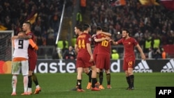 Les joueurs de l'AS Roma célèbrent une victoire 1-0 lors du match retour contre Shakhtar Donetsk, au stade olympique de Rome, le 13 mars 2018.