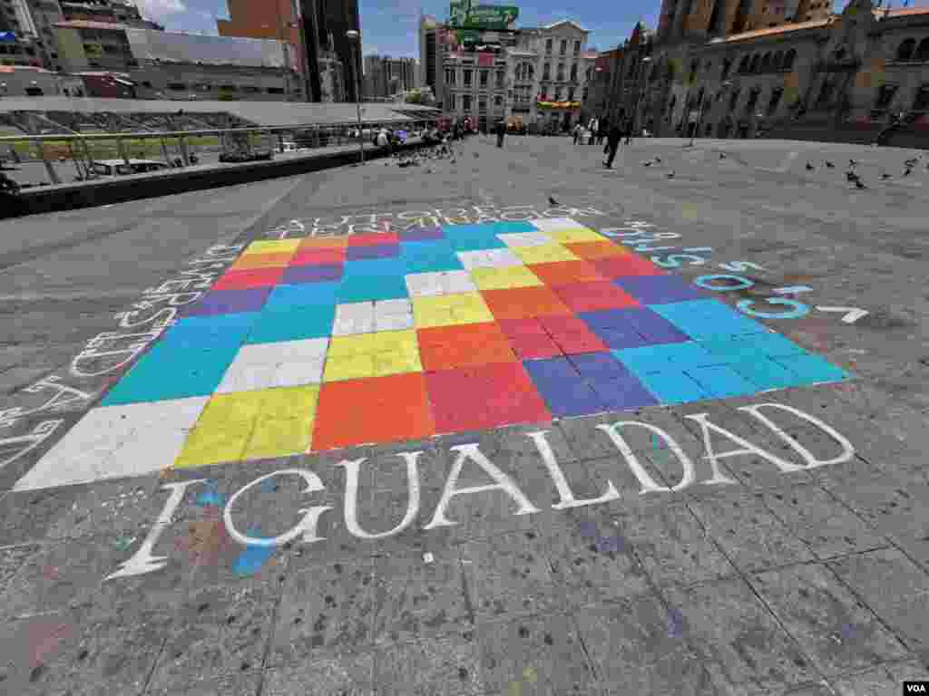 La plaza San Francisco, es donde se concentran los grupos sociales para protestar pacíficamente. Este día hay una whipala pintada en el centro de la plaza con varios mensajes escritos.