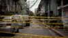 Penghalang darurat dipasang untuk memblokir akses di sebuah jalan kecil di Manila, Filipina, di tengah meningkatnya infeksi COVID-19, 12 Maret 2021. (REUTERS / Eloisa Lopez)