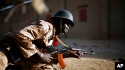 Tentara Mali mengendap-endap dalam pertempuran dengan para jihadis di kota Gao, Mali utara (10/2). (Foto: AP)