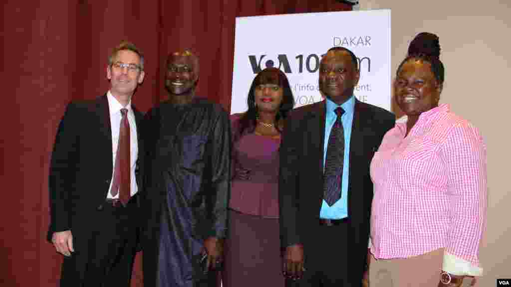 Le directeur du Bureau de la stratégie et du développement de Broadcasting Board of Governors, Bruce Sherman (1er G), l&#39;envoyé spécial de VOA Idriss (2e G), le ministre sénégalais de la Culture et de la Communication, Mbagnick Ndiaye (2e D) et d&#39;autres invités posent pour une photo lors du lancement de loa fréquence 102 FM de la VOA Afrique à Dakar, Sénégal, mardi 3 mars 2015.