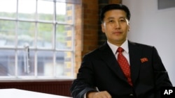 北韓外交部新聞司司長鍾通學﹐在倫敦接受美聯社電視採訪。
