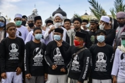 Para pendukung Rizieq Shihab, pimpinan FPI berkumpul dalam unjuk rasa dukung ulama di depan masjid agung Baiturrahman di Banda Aceh pada 8 Desember 2020, setelah enam pendukungnya ditembak mati pada 7 Desember (Foto: AFP/Chaideer Mahyuddin)