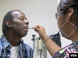 WIlbert Smith, pasien Klinik Gratis di Arlington, Virginia, tidak memiliki asuransi kesehatan sejak diberhentikan dari pekerjaannya (Foto: dok).