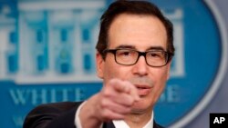 El secretario del Tesoro, Steve Mnuchin, señala a los miembros de los medios de comunicación, mientras toma preguntas durante la sesión informativa diaria en la Casa Blanca el lunes 24 de abril de 2017.