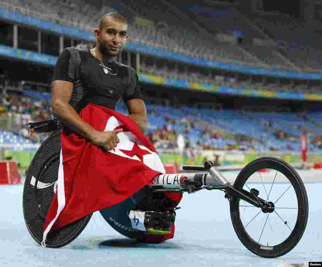 Le tunisien Walid Ktila fête sa victoire après avoir remporté la médaille d&#39;or aux 100 mètres lors des Jeux paralympiques de Rio, Brésil, le 12 septembre 2016.
