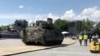 做为7月4日独立日庆典展示，一辆美军布雷德利装甲步兵战车被卸在华盛顿林肯纪念堂附近。(2019年7月3日)