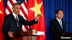 U.S. President Barack Obama (L) attends a press conference with Vietnam's President Tran Dai Quang at the Presidential Palace Compound in Hanoi, Vietnam, May 23, 2016.