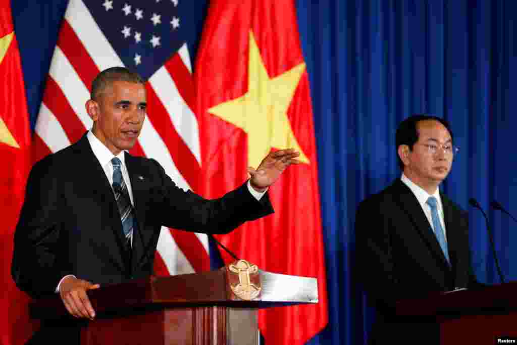 U.S. President Barack Obama (L) attends a press conference with Vietnam's President Tran Dai Quang at the Presidential Palace Compound in Hanoi, Vietnam, May 23, 2016.