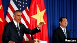Presiden AS Barack Obama (kiri) bersama Presiden Vietnam Tran Dai Quang mengadakan konferensi pers di Kompleks Istana Presiden, Hanoi, Vietnam (23/5).