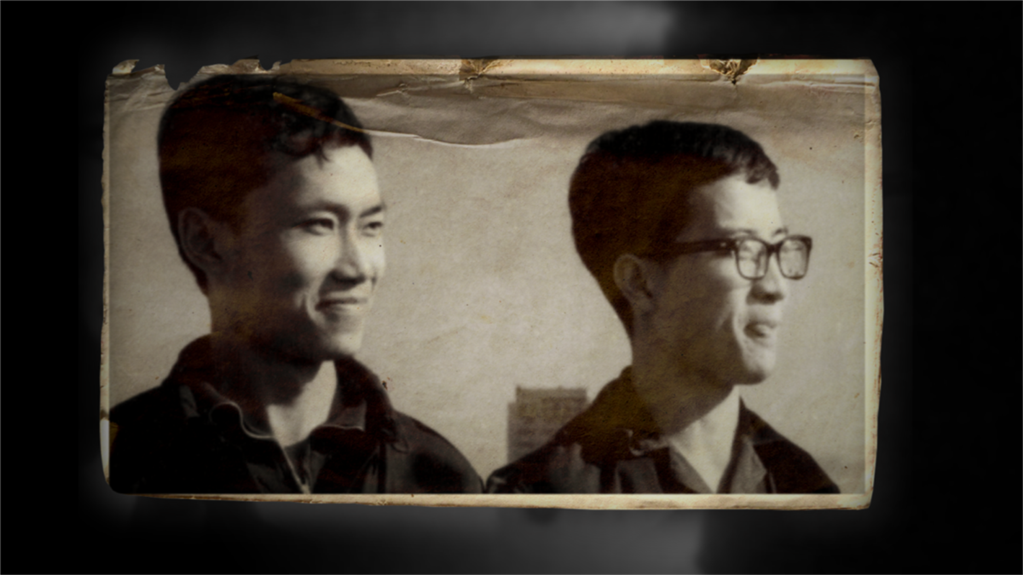黄强（右）和一起“偷听敌台”的同学曦1967年在广州