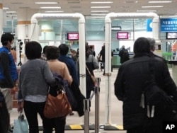 Passengers from Japan passing through a radiation screening point at Gimpo International Airport, Sunday, 27 March 2011
