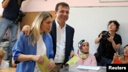 Imamoglu iyo xaaskiisa oo codkooda dhiibanaya