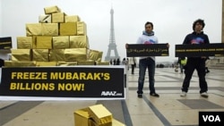 Beberapa aktivis keturunan Mesir menuntut pembekuan aset mantan Presiden Mubarak di dekat Menara Eiffel, Paris (18/2).