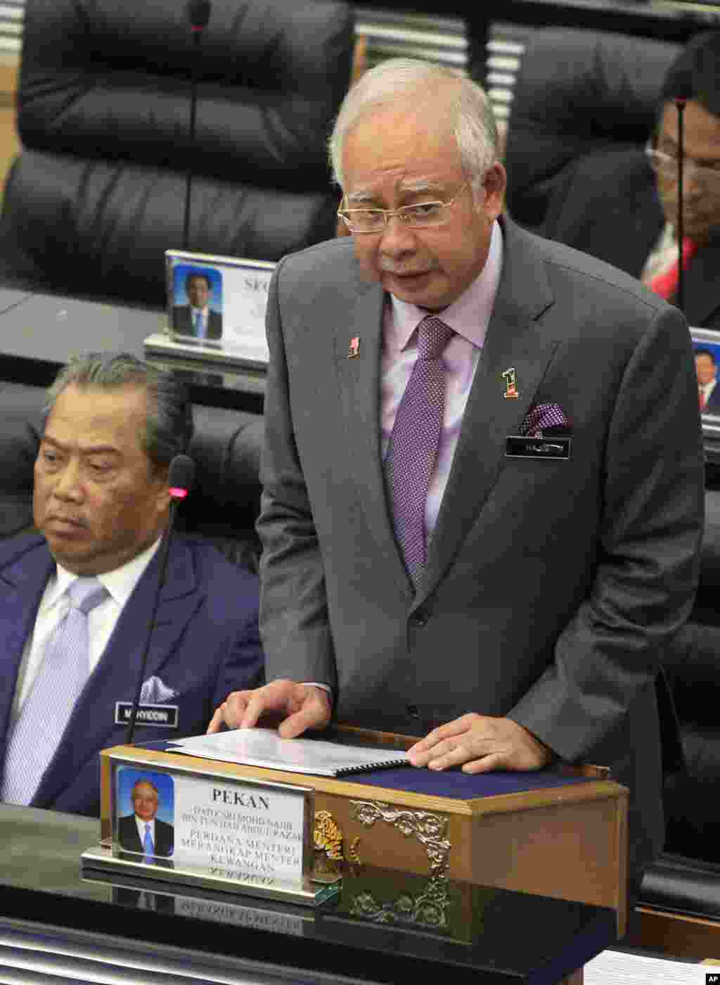 Perdana Menteri Malaysia Najib Razak mengajukan mosi darurat untuk mengecam jatuhnya pesawat Malaysia Airlines bernomor penerbangan 17 di Ukraina timur, di gedung Parlemen di Kuala Lumpur (23/7).&nbsp;(AP/Lai Seng Sin)