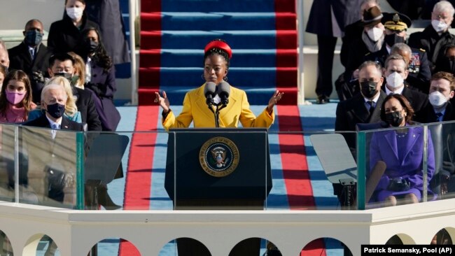 Amanda Gorman đọc thơ tại lễ đăng quang Tổng Thống Mỹ Joe Biden. (AP photos/Patrick Semanski - Pool)