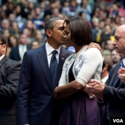 Presiden Obama saat mengakhiri pidato pada upacara menghormati para korban penembakan di Tucson, Kamis.