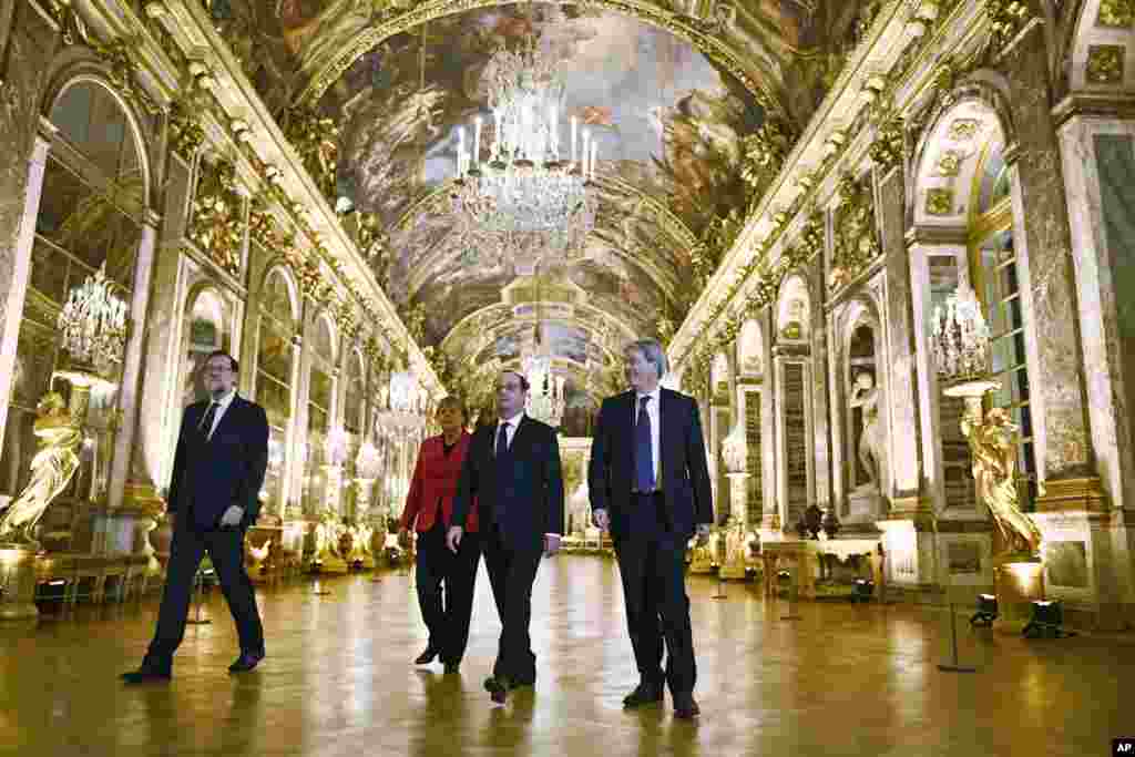 From left, Spain's Prime Minister Mariano Rajoy, German Chancellor Angela Merkel, French President Francois Hollande and Italian Prime Minister Paolo Gentiloni visit the Hall of Mirrors at the Palace of Versailles, near Paris, France, March 6, 2017.