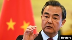 왕이 중국 외교부장이 5일 베이징에서 자바드 자리프 이란 외무장관과 공동회견을 열고 있다. 왕부장은 지난주 도널드 트럼프 미 대통령 당선인과 차이잉원 타이완 총통의 통화에 대해 "장난질"이라는 과격한 어휘를 사용해 비난한 바 있다. 