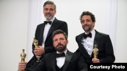 Produser film "Argo", dari kiri: George Cloney, Ben Affleck, dan Grant Heslov, berpose dengan piala Oscar mereka seusai menerima penghargaan sebagai Film Terbaik Tahun 2013 (Photo: Matt Petit/©A.M.P.A.S)