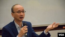 香港大學政治與公共行政學系教授陳祖為表示，修改基本法極難操作並可能引起反效果。(美國之音湯惠芸拍攝)