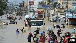 Dân chúng thị trấn Calumpit, Philippines di chuyển trong cơn lụt lội để tìm cách đến nơi an toàn