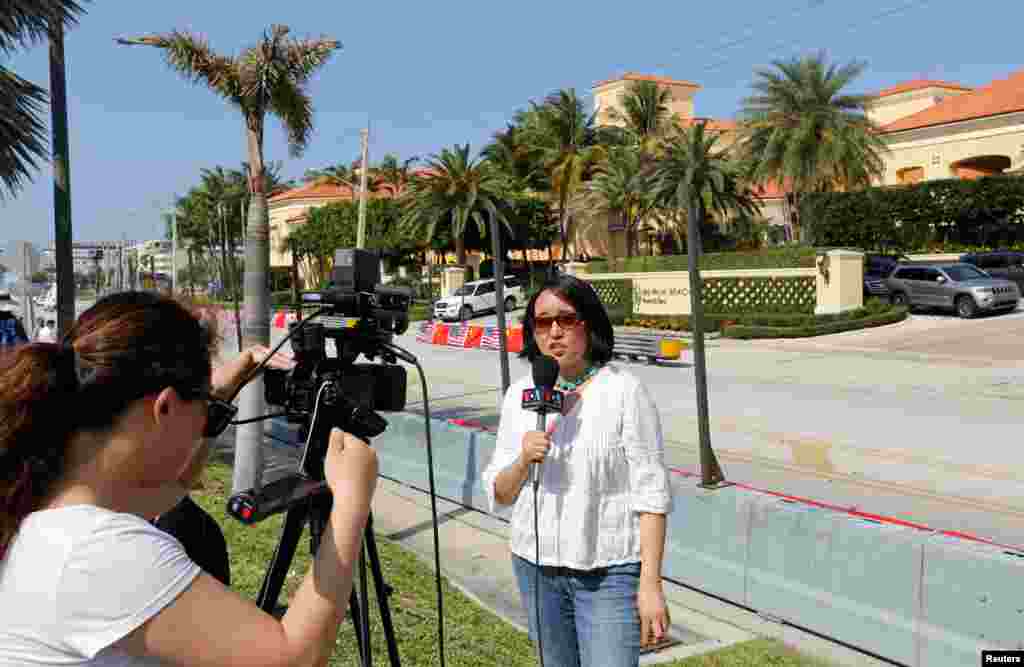 2017年4月6日，在習近平一行將入住的酒店水棕櫚灘度假村， 路透社將美國之音採訪記者做報導的攝入鏡頭。