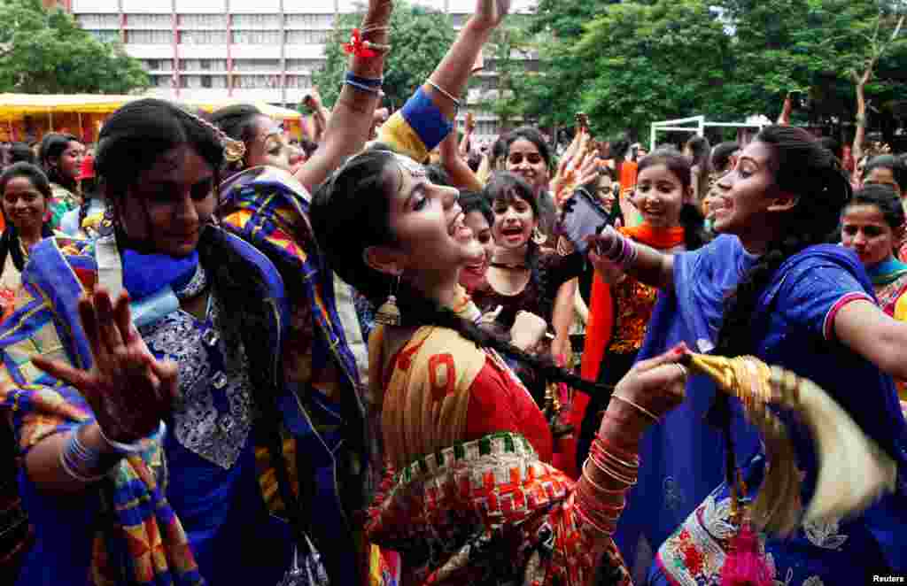 Perempuan India dengan pakaian tradisional merayakan festival keagamaan &quot;Teej&quot; untuk menyambut datangnya musim hujan di Chandigarh, India.