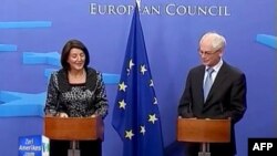 Predsednica Kosova Atifete Jahjaga i predsednik Evropskog saveta Herman van Rompuj u Briselu, 6. septembar 2011.