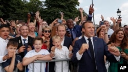 ပြင်သစ်သမ္မတ Emmanuel Macron နဲ့ပြည်သူတွေ ဗိုလ်လုပွဲတက်လာတဲ့ ပြင်သစ်အသင်းကို ပြင်သစ်ကနေ အားပေးကြပုံ။