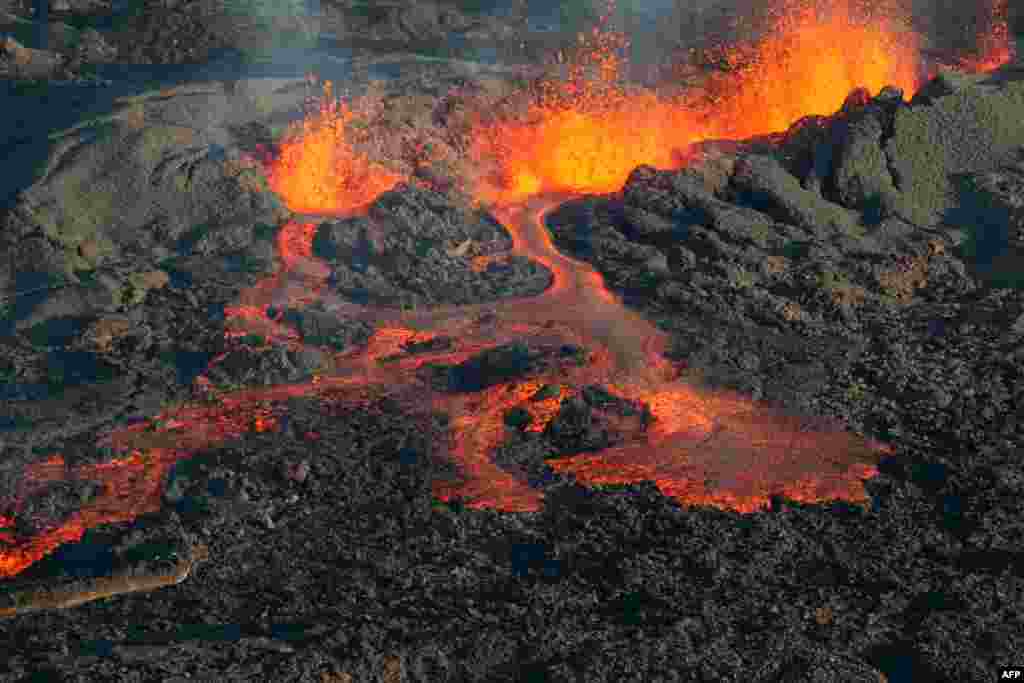 Dung nham tuôn ra từ núi lửa Piton de Fournaise, một trong những núi lửa hoạt động mạnh nhất thế giới, khi nó phun trào trên hòn đảo Réunion thuộc Pháp ở Ấn Độ Dương.