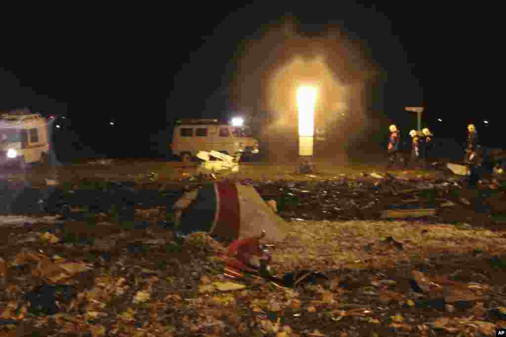 Fire fighters and rescuers work at the crash site of a Russian passenger airliner near Kazan, Nov. 17, 2013. (Russian Emergency Situations Ministry)