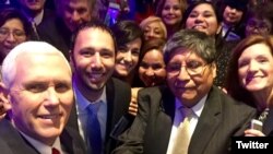 Vicepresidente Mike Pence, al frente a la izquierda, posa con asistentes a la cumbre anual de la Coalición Latina de pequeñas empresas en Washington D.C. Marzo 9, 2017. Foto: Coalición Latina.