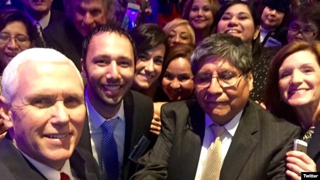 Vicepresidente Mike Pence, al frente a la izquierda, posa con asistentes a la cumbre anual de la Coalición Latina de pequeñas empresas en Washington D.C. Marzo 9, 2017. Foto: Coalición Latina.