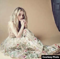 Aktris Sabrina Carpenter mengenakan gaun karya desainer Diana Putri (dok: Diana Putri)