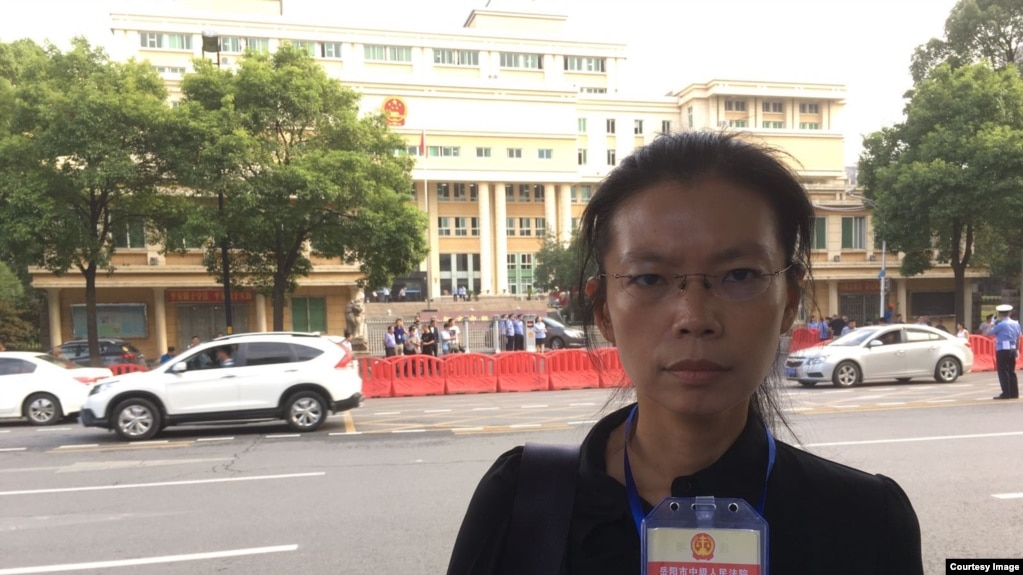 2017年9月11日，李明哲的妻子李净瑜进入法院前手持旁听证留影。（网友提供）