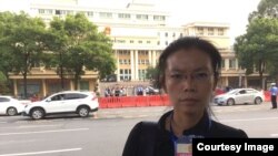 2017年9月11日，李明哲的妻子李净瑜进入法院前手持旁听证留影。（网友提供）