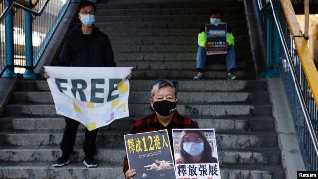 홍콩 시민들이 시내 중국 정부 청사 앞에서 구금된 언론인 석방을 요구하고 있다. (자료사진)