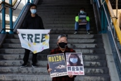 Pendukung pro-demokrasi memprotes di luar Kantor Penghubung China, di Hong Kong, China pada 28 Desember 2020, untuk mendesak pembebasan jurnalis Zhang Zhan dan aktivis Hong Kong lainnya yang ditangkap saat mereka dilaporkan berlayar ke Taiwan untuk politik. (Foto: Reuters)