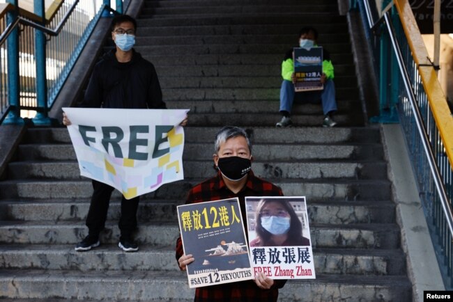 Pendukung pro-demokrasi memprotes di luar Kantor Penghubung China, di Hong Kong, China pada 28 Desember 2020, untuk mendesak pembebasan jurnalis Zhang Zhan dan aktivis Hong Kong lainnya yang ditangkap saat mereka dilaporkan berlayar ke Taiwan untuk politik. (Foto: Reuters)