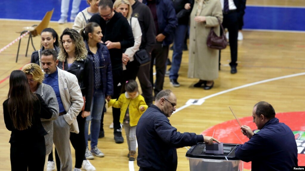 Proces i qetë votimesh në Kosovë – dhjetëra të ndaluar për parregullsi