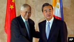 APEC 정상회의 참석차 필리핀을 방문한 왕이 중국 외교부장(오른쪽)이 10일 앨버트 델 로사리오 필리핀 외무장관과 만났다.