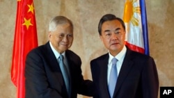 中国外交部部长王毅在亚太经合组织领导人峰会开幕前抵达菲律宾与菲律宾外长罗萨里奥会面。(2015年11月10日)