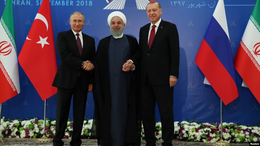 El presidente de IrÃ¡n, Hassan Rouhani, centro, participa de una cumbre junto a sus homÃ³logos de Rusia, Vladimir Putin, izquierda y de TurquÃ­a, Tayyip Erdogan, derecha. 