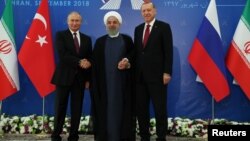 El presidente de Irán, Hassan Rouhani, centro, participa de una cumbre junto a sus homólogos de Rusia, Vladimir Putin, izquierda y de Turquía, Tayyip Erdogan, derecha. 