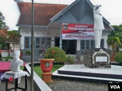 FILE - Patung Bung Karno di depan Museum Istana Gebang, Blitar (Petrus Riski/VOA)