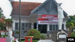 Patung Soekarno karya perupa Dukud Hendranoto dipasang di depan Museum Istana Gebang, Blitar, Jawa Timur (VOA/Petrus Riski)