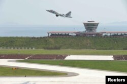 지난 2015년 7월 보수공사 후 재개장한 북한 원산 갈마국제공항에서 김정은 국무위원장이 참관한 가운데 공군 지휘관 전술비행훈련이 열렸다.