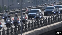 Satu konvoi yang diyakini sebagai rombongan pemimpin Korea Utara Kim Jong-un terlihat di Beijing hari Selasa (19/6). 